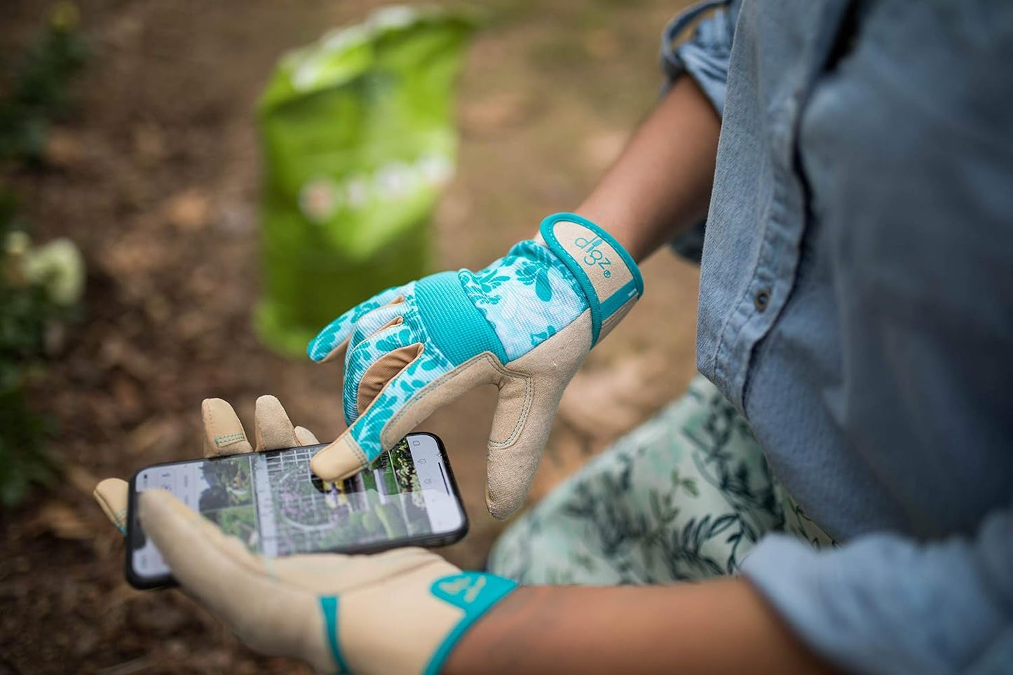 Touchscreen-Compatible Garden Gloves
