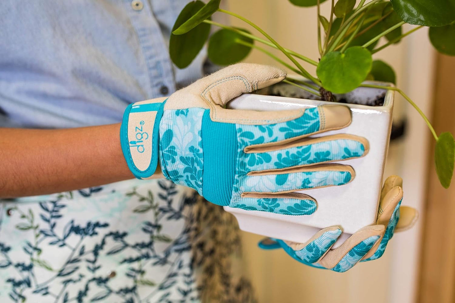 Touchscreen-Compatible Garden Gloves